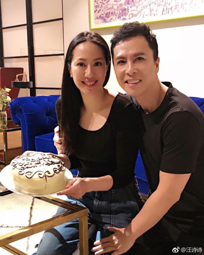 甄子丹为老婆庆生晒合照 夫妻二人穿情侣装相拥很甜