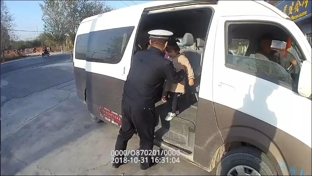 山西闻喜:一幼儿园接送车超员14个座位坐了2