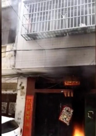 灵山县一民房起火。视频截图