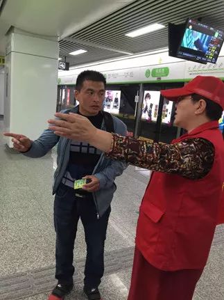 老总送花瓶被撞_车被撞图片(2)