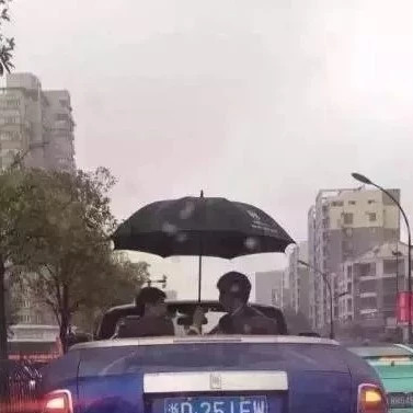 大雨倾盆，男子打伞开敞篷跑车？！土豪的烦恼你不懂，哈哈哈〜