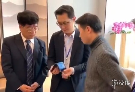 余承东向马化腾推介Mate X:这可是折叠屏5G手机!