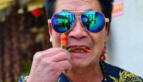王 把辣椒蒜头白酒当饭吃 曾一口气吃下32个魔鬼椒