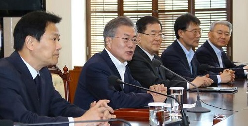 韩国总统文在寅（左二）21日在青瓦台主持召开韩朝首脑会谈筹备委员会第二次会议（韩联社）