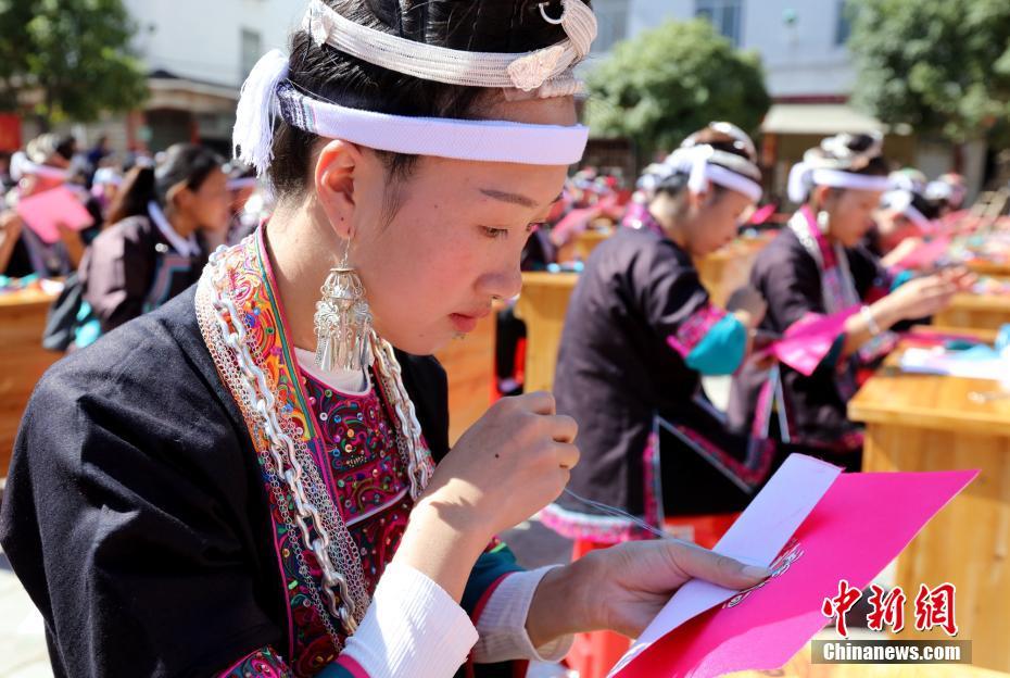 一中学女生遭同学殴打