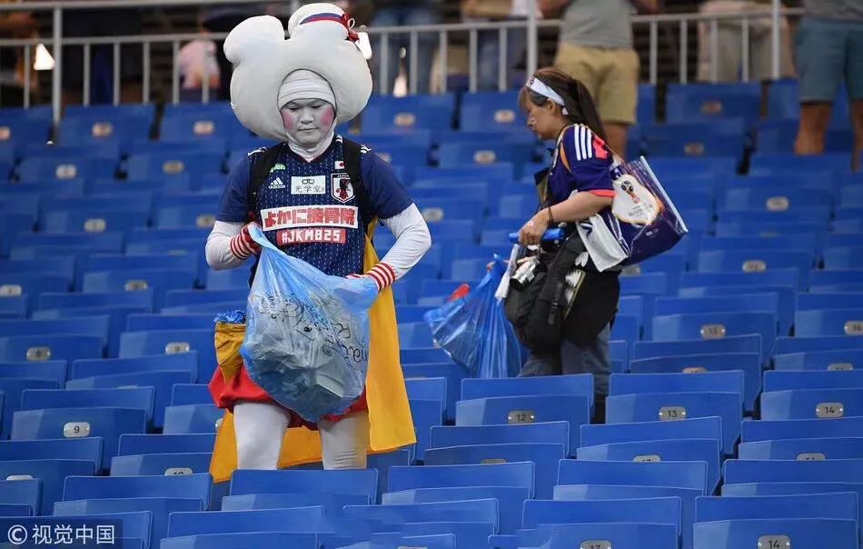 世界杯比赛结束后，捡垃圾的日本人。