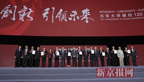 老教师代表为获得第十一届“学生五•四奖章”的学生颁奖。 新京报记者 朱骏 摄