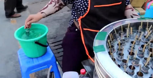 大妈街边卖麻辣烫，在铁桶上放满竹签，成了印度人最爱吃的零食