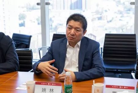 「永利博澳门网网址」60岁陈美琪素颜陪残疾养女逛街,闺女跟在“小青”身边十分乖巧