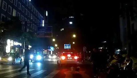 举起共享单车 怒砸路边奥迪和路虎车！因为一只泰迪狗？！