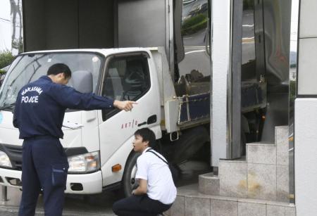 2018年6月份，一辆卡车冲进了“仓本组”组长家中（《福井新闻》）