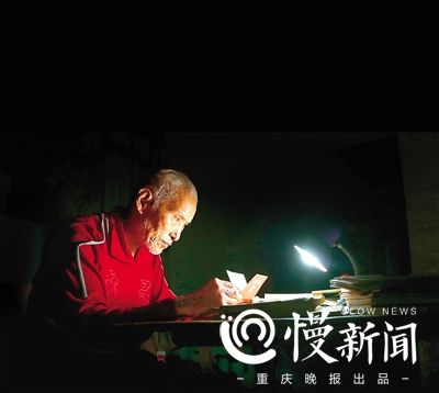 88岁的吴定富穿着30年前的运动衫,正考虑如何将刚到账上的退休金捐助出去。 (本组图片由重庆晚报首席记者 钟志兵 摄)