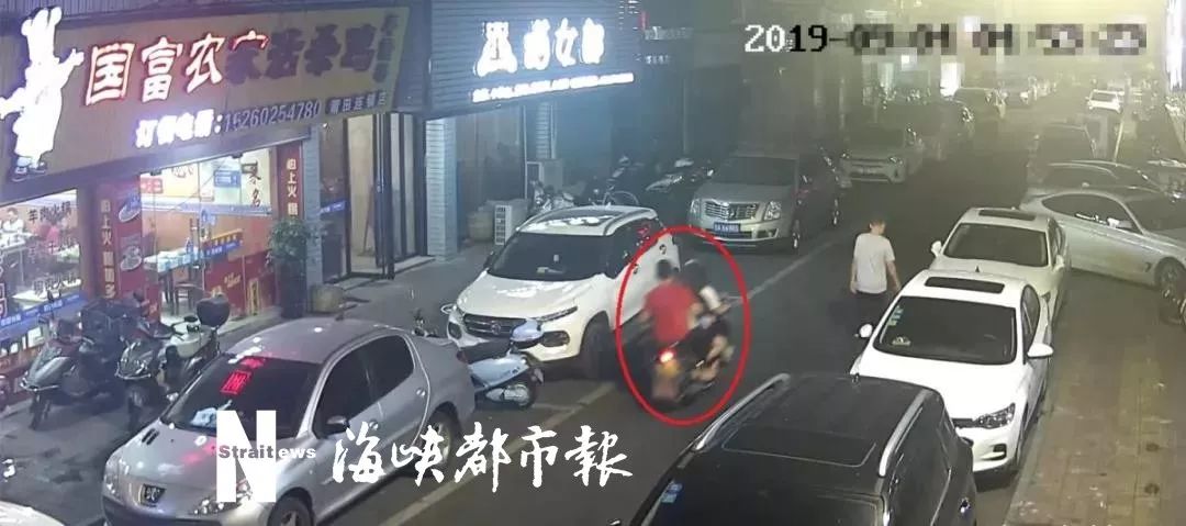 嫌疑人将小芳抱上摩托车,并带至宾馆将其强奸