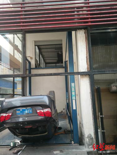 刚买辆车正从二楼展厅开下楼 路呢？ 结果坠落摔个底朝天