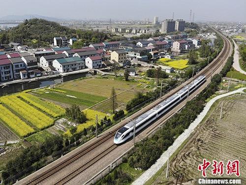 资料图:动车。中新社发 袁云 摄