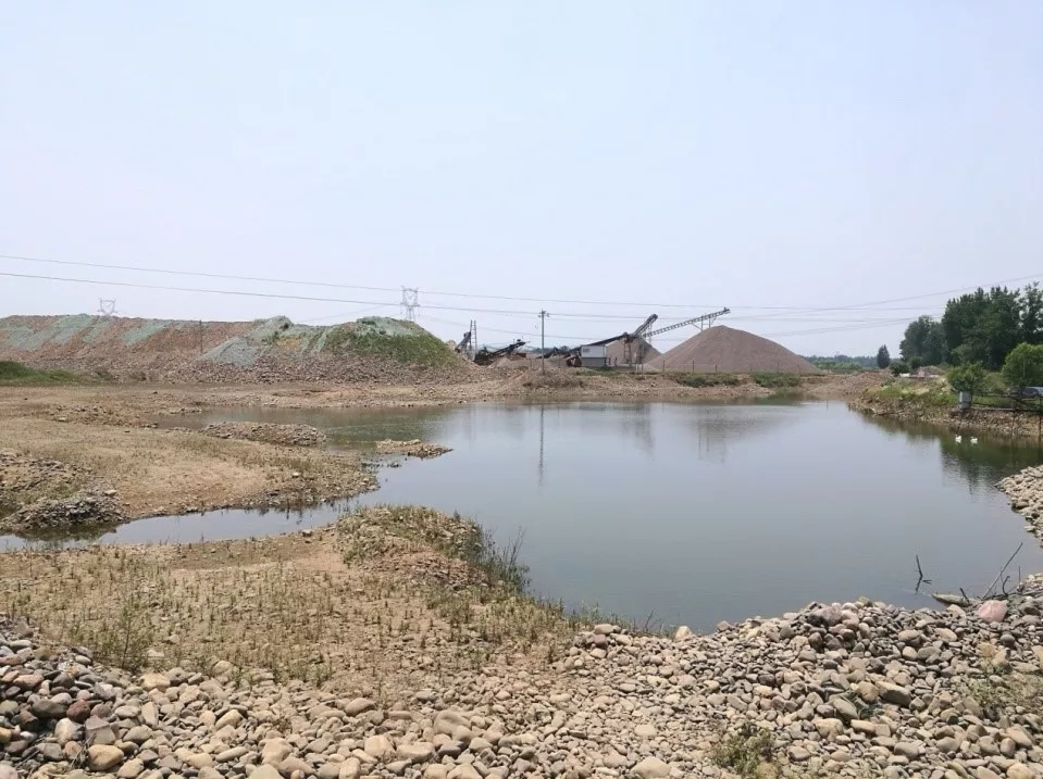 石料加工点位于饮用水源地一级保护区内的河滩上