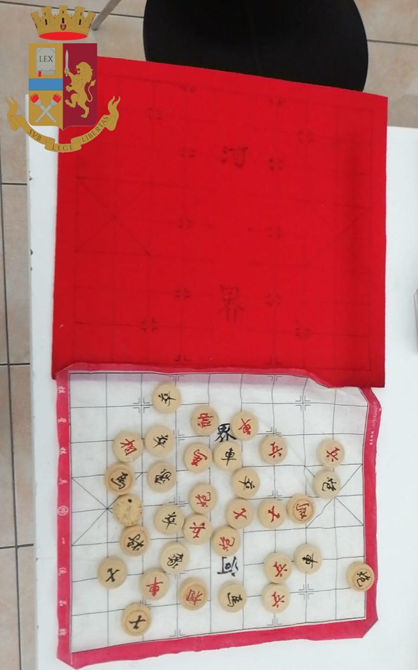 意大利警察太逗了 把象棋叫"32个写汉字的骰子