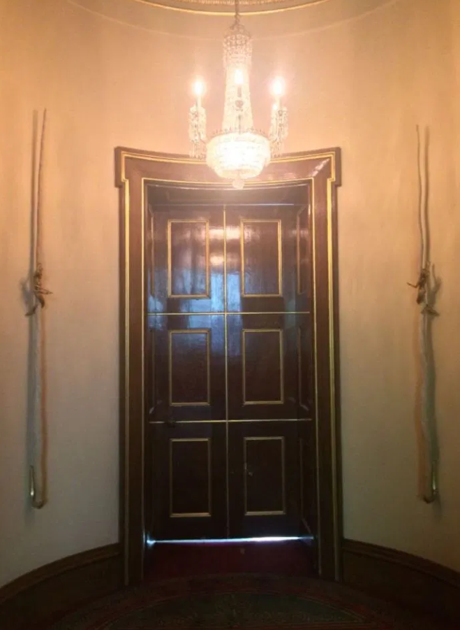  会堂里的两根独角鲸长牙（图自社交媒体）