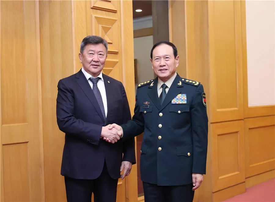 10月20日，国务委员兼国防部长魏凤和在八一大楼与来华出席第九届北京香山论坛的蒙古国防部长恩赫勒德举行会谈。李晓伟摄
