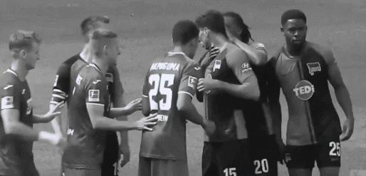 博亚塔（右二）“亲吻”队友