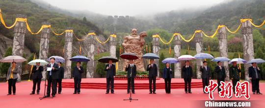 晋城市委副书记李根田宣布第三届海峡两岸神农炎帝文化旅游招商系列活动正式启动,高平市市委书记范兆森致辞,高平市委副书记原健主持。 李强 摄