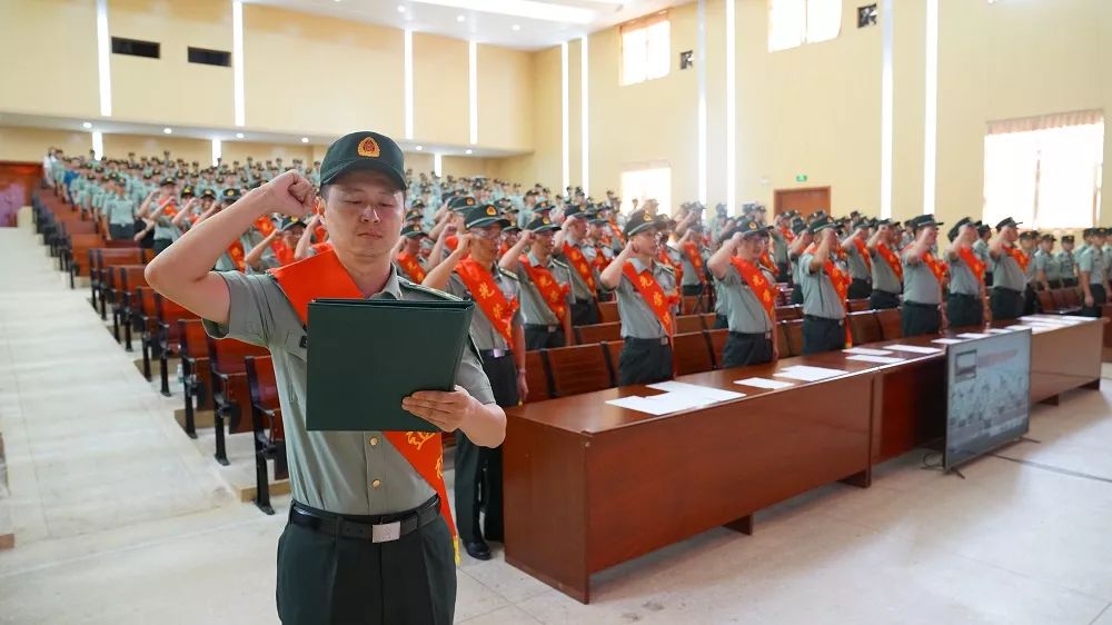 南部战区各军兵种为退役军官举行退役仪式