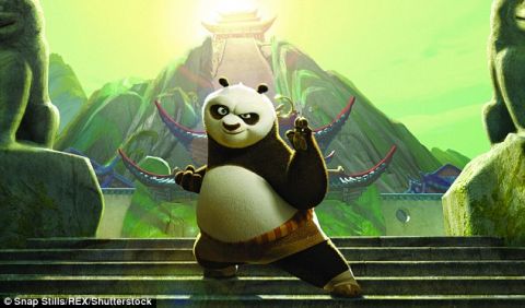 "我才是功夫熊猫!" 动物园一熊猫拿竹子表演格斗术