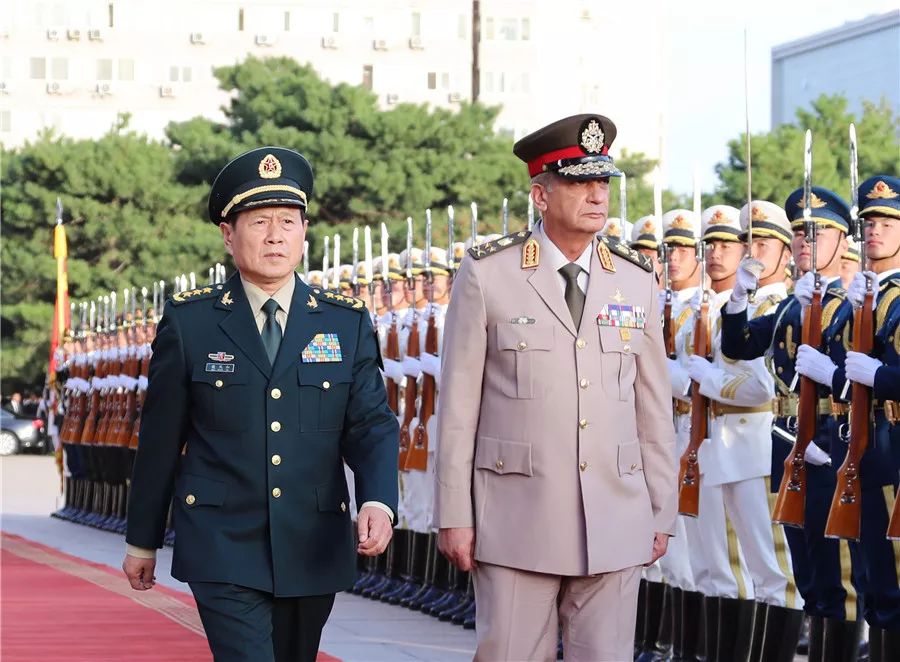 10月20日，国务委员兼国防部长魏凤和在八一大楼与来华出席第九届北京香山论坛的埃及国防和军工生产部长扎齐举行会谈。会谈前，魏凤和为扎基举行欢迎仪式，并陪同检阅中国人民解放军三军仪仗队。李晓伟摄