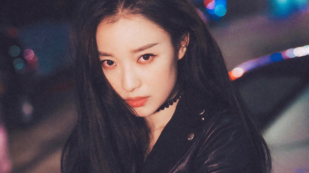 倪妮现身香港街头拍摄《拆弹专家2》无人认识