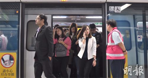  市民需于荃湾线金钟站转乘港岛线往中环。图片来源：香港《明报》/杨柏贤 摄