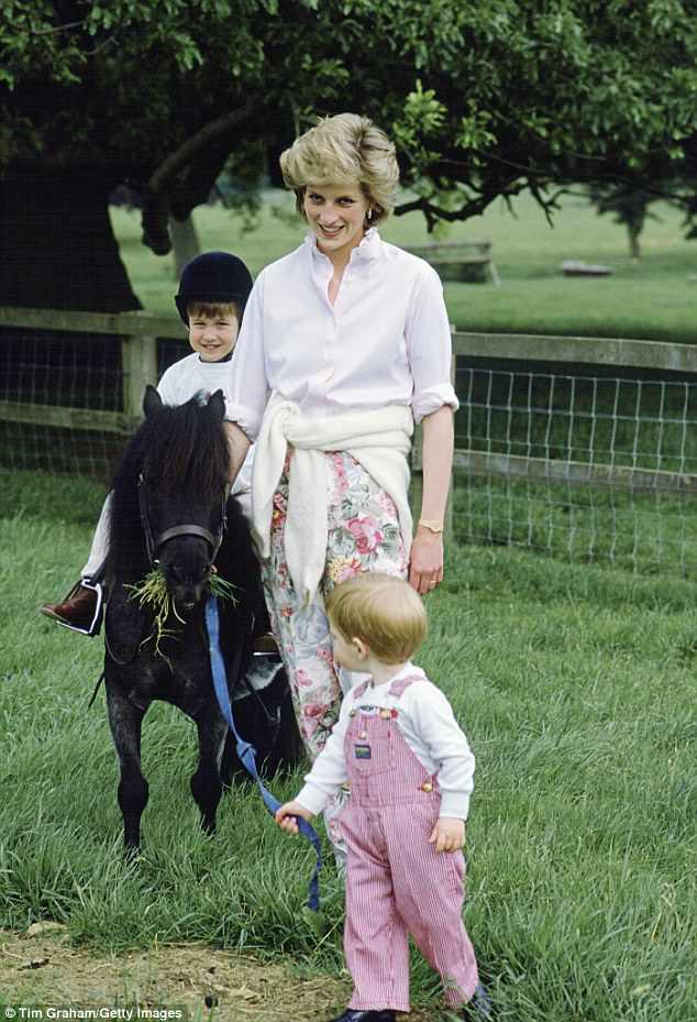 骑着马的威廉王子与母亲戴安娜王妃、弟弟哈里王子。