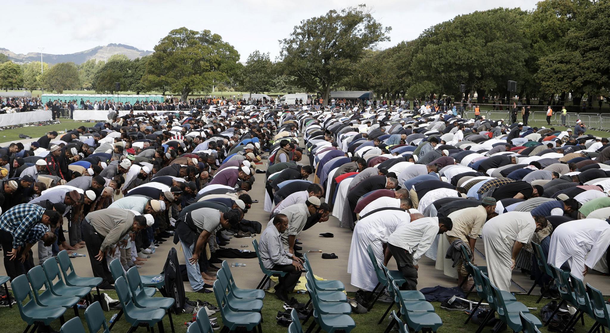 　穆斯林22日为新西兰枪击案遇难者祈祷。图/美联社