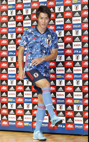 日本国家足球队发布最新款队服 韩媒：像军服(图)