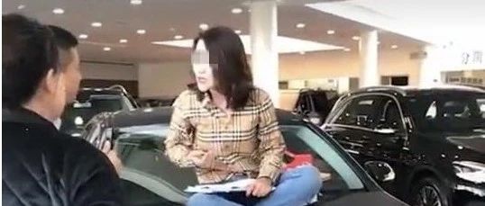 西安女车主害怕的事发生了，又有车主坐奔驰引擎盖上理论！