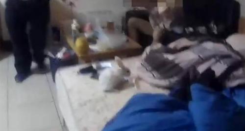 新竹警方抓獲1名毒販,並在毒販飼養的白兔“指引”下翻出手槍。臺灣《中時電子報》記者邱立雅翻攝
