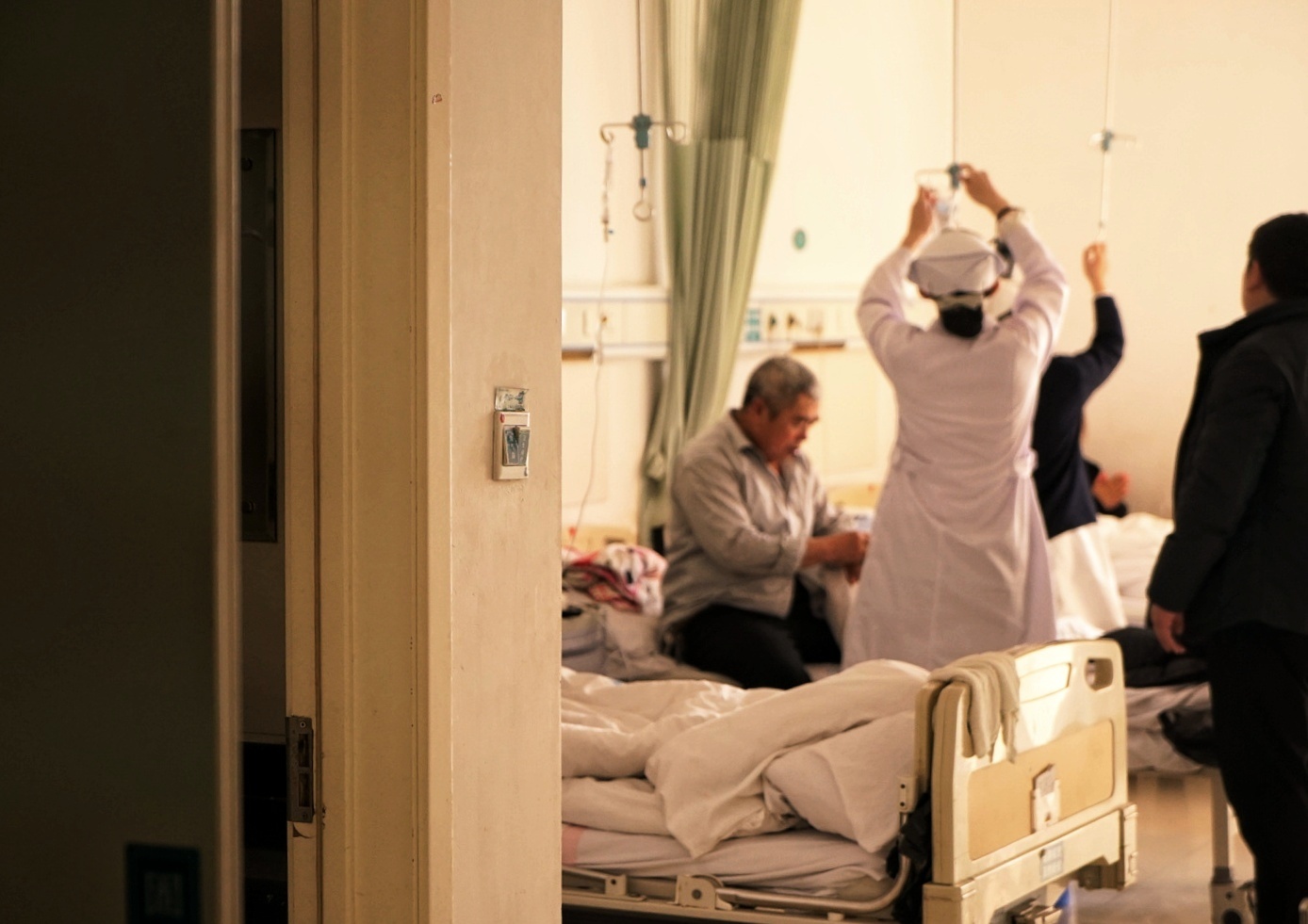 医患冲突：谩骂和耳光 究竟为何落在医生身上？