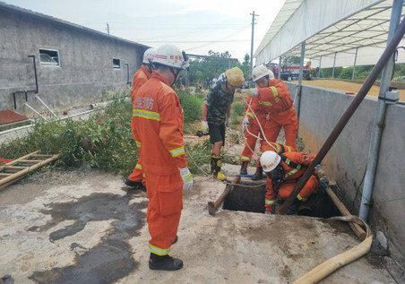 两人不慎掉入化粪池 消防员跳进粪坑救人