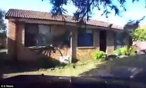 令人震惊！醉酒司机超速转弯，撞上了小男孩的卧室