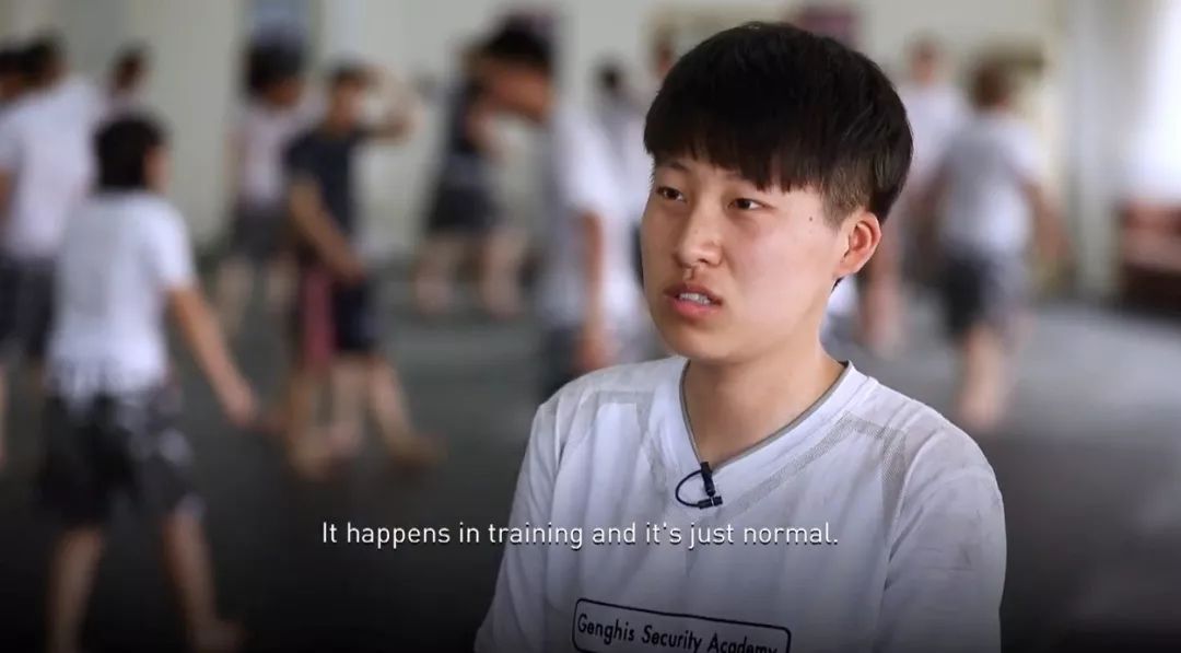 看到这群摸爬滚打的中国女孩 海外网友说:太酷