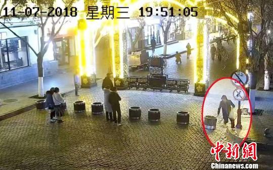 监控视频显示一男子泼红漆。 刘锡菊 摄