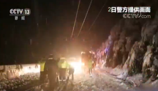 四川折多山突降大雪一千余台车滞留 最新消息