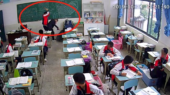 监控视频显示，学生持砖打向教师头部。来源：视频截图
