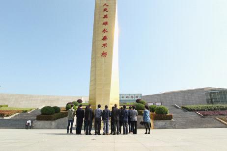 图为祭奠烈士现场