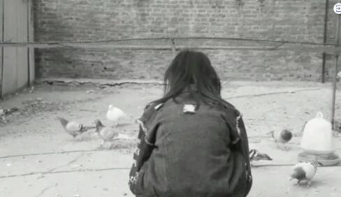 15岁女孩长得像古稀老人 孩子爸爸：这是我的宝