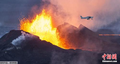 “爆炸性”喷发:日火山喷出4.7公里高火山灰柱