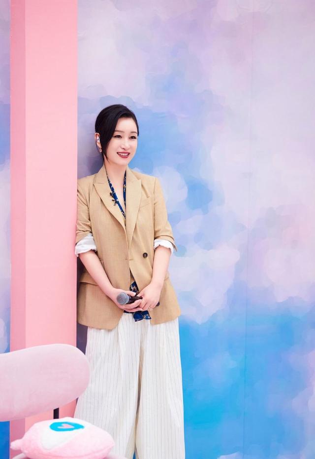 秦海璐气质女神,穿西服搭衬衫简约大气,下身穿直筒阔腿裤真高级