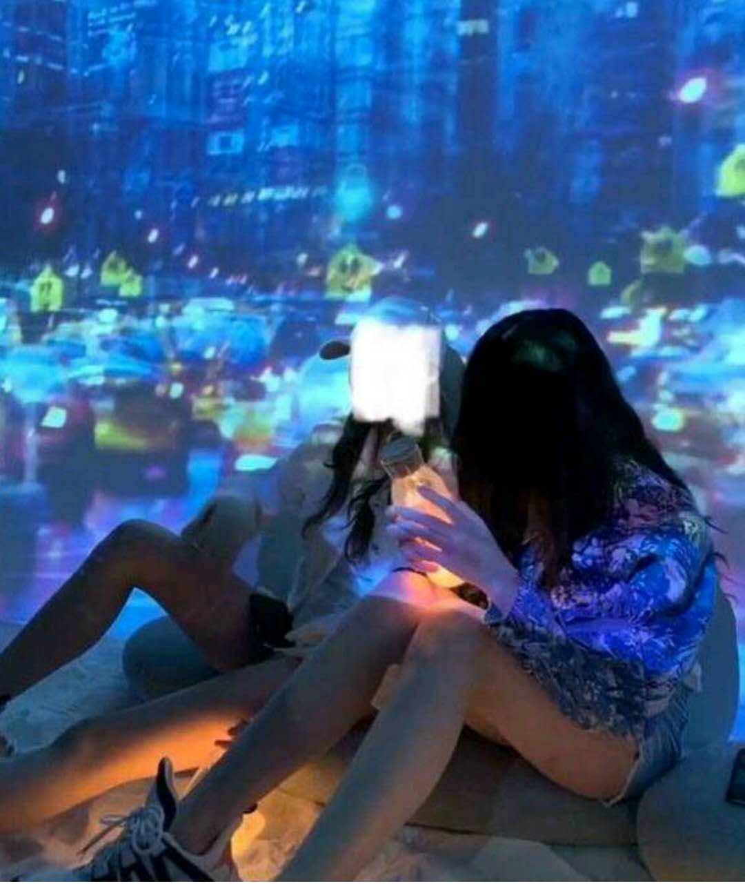 12岁李嫣晒和闺蜜合照坐姿豪迈,这打扮太成熟像多多!