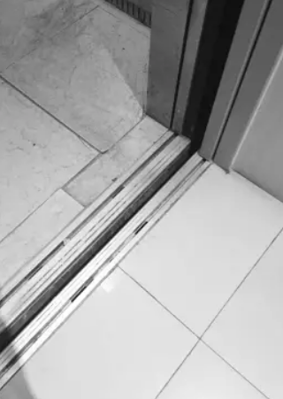 女婿拧开电梯门岳父踏空坠亡 女婿:开电梯门是