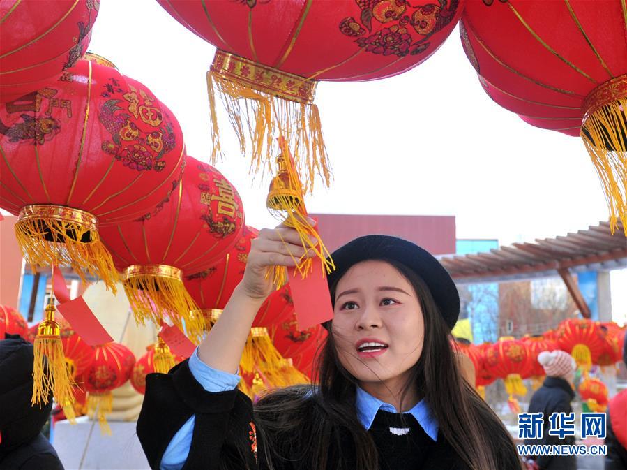 女儿嫁了有钱人，母亲去看她，每次都不进家门