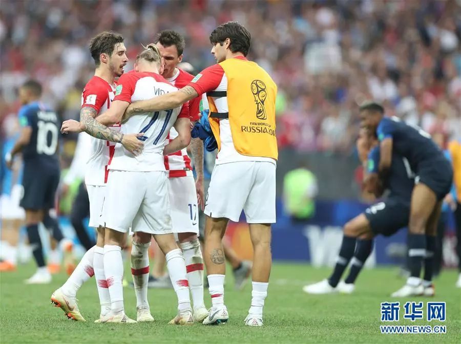 ▲7月15日，克罗地亚队球员在比赛后神情沮丧。新华社记者 费茂华 摄